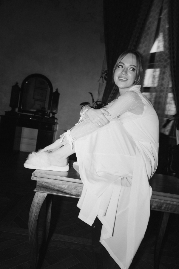 Кадры в духе VHS-кассеты родителей, песни под