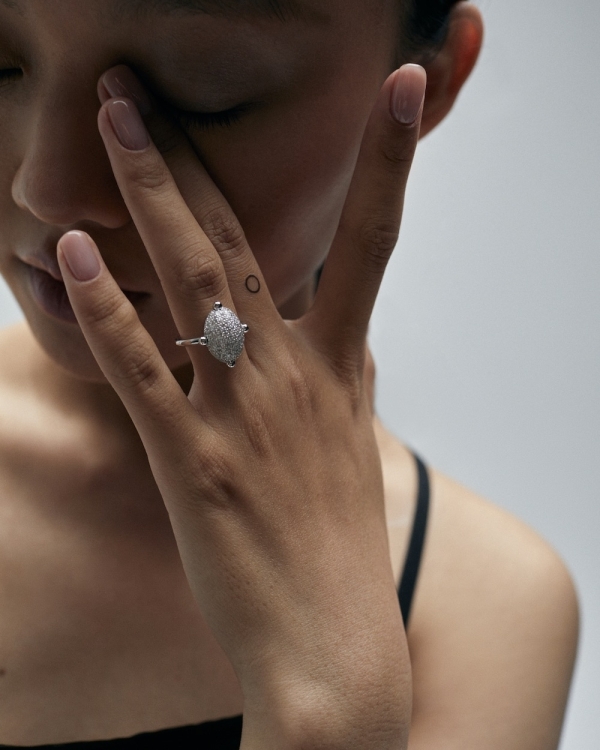 Помолвочное кольцо из несвадебной коллекции модного бренда?