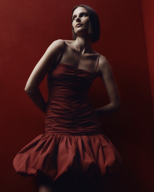 Платья-трансформеры, фантазийные детали и много блеска: что