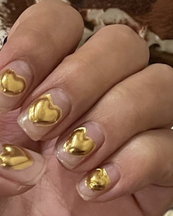 Идеи маникюра на Новый год 2024 в