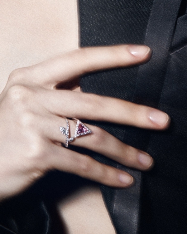 Помолвочное кольцо из несвадебной коллекции модного бренда?