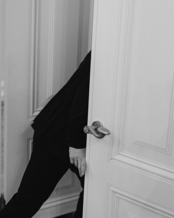 Кадры в духе VHS-кассеты родителей, песни под