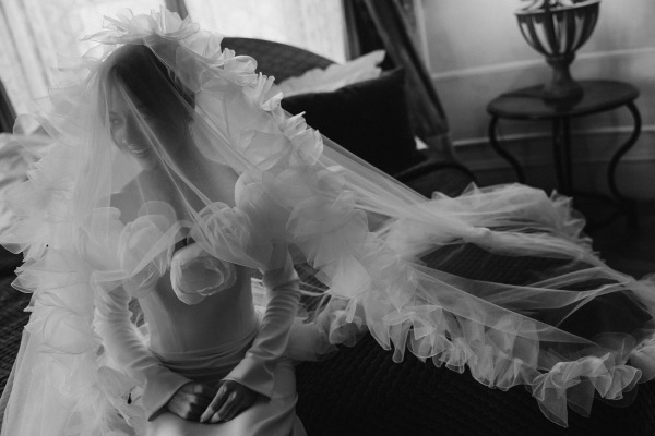 Кадры в духе VHS-кассеты родителей, песни под