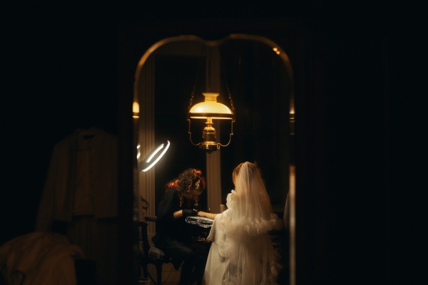 Кадры в духе VHS-кассеты родителей, песни под