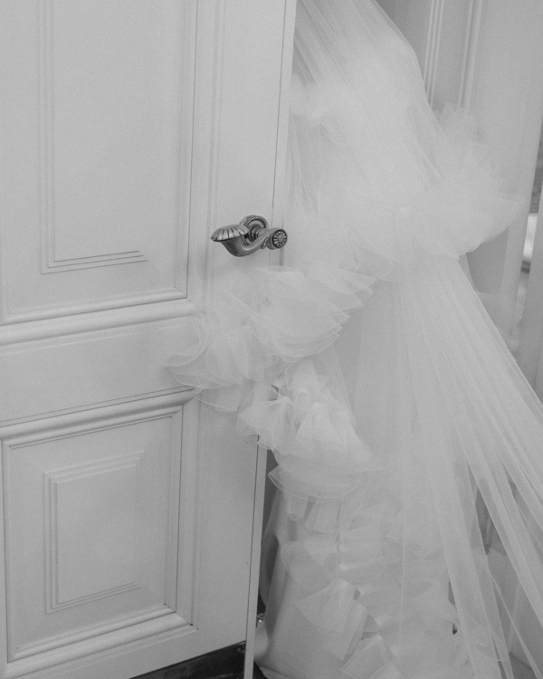 Кадры в духе VHS-кассеты родителей, песни под