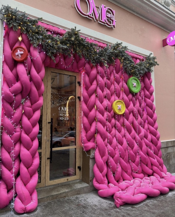 Еловый лес в Ресторане Lila, розовый свитер