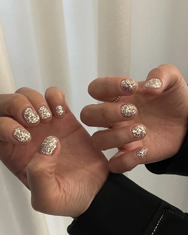 Идеи маникюра на Новый год 2024 в