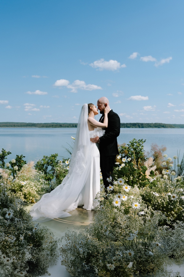 Привет, ромашки: церемония у воды, декор с