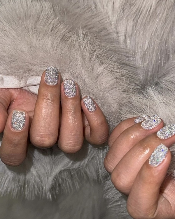 Идеи маникюра на Новый год 2024 в