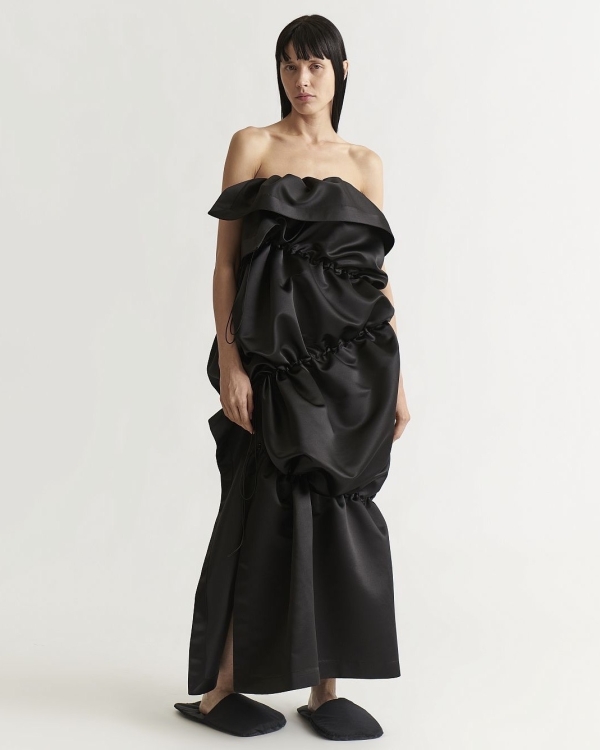 Платья-трансформеры, фантазийные детали и много блеска: что