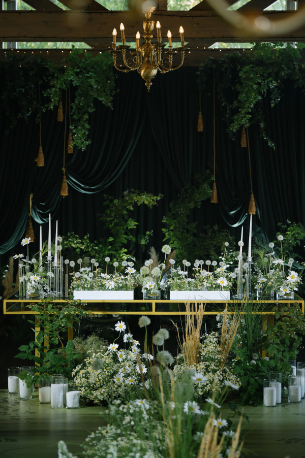 Привет, ромашки: церемония у воды, декор с