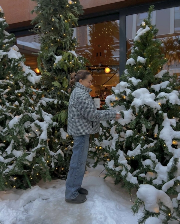 Еловый лес в Ресторане Lila, розовый свитер