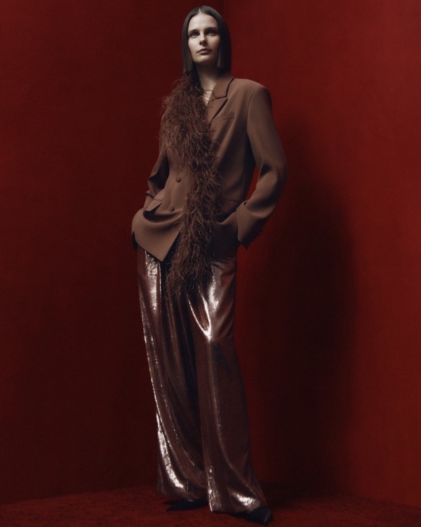 Платья-трансформеры, фантазийные детали и много блеска: что