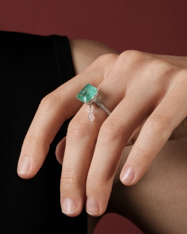 Помолвочное кольцо из несвадебной коллекции модного бренда?