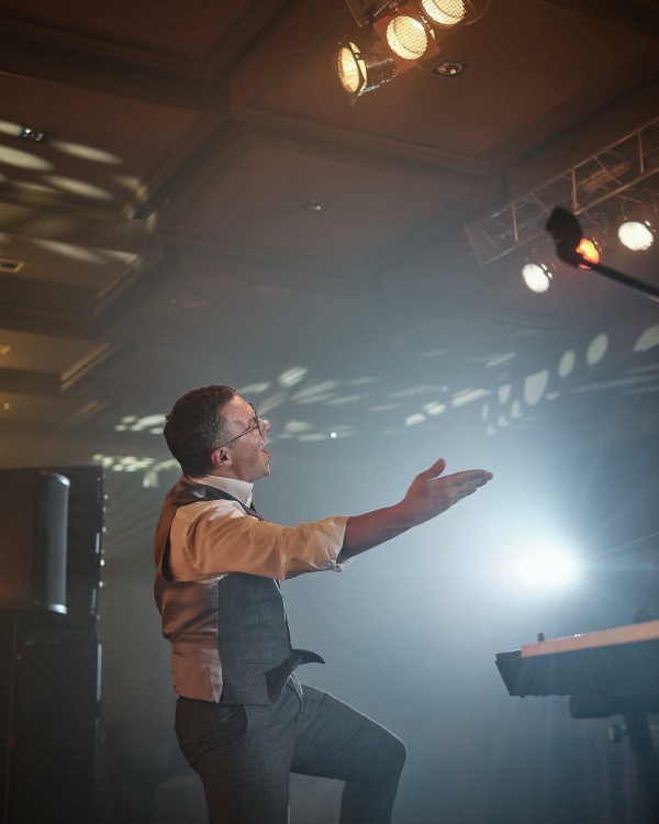 «На свадьбах не нужно создавать настроение. Оно