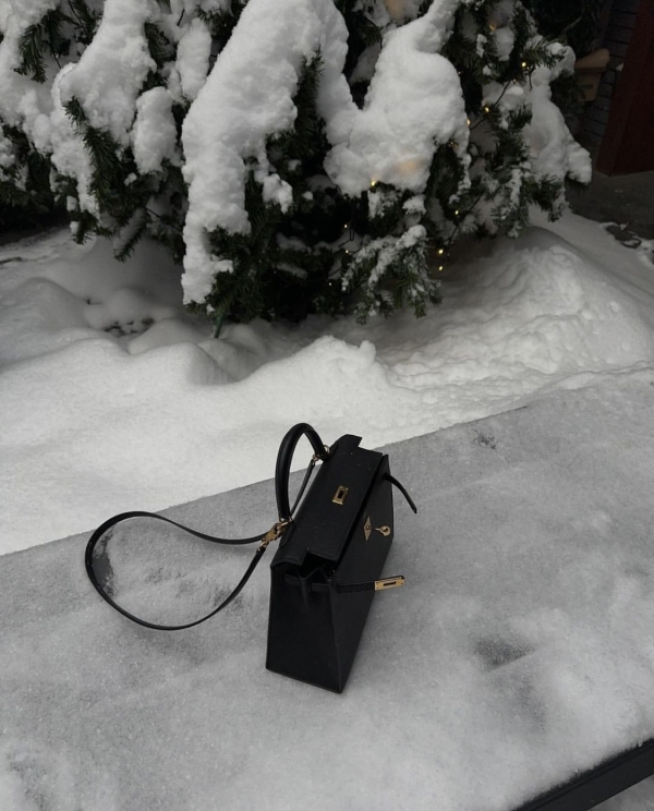 Еловый лес в Ресторане Lila, розовый свитер