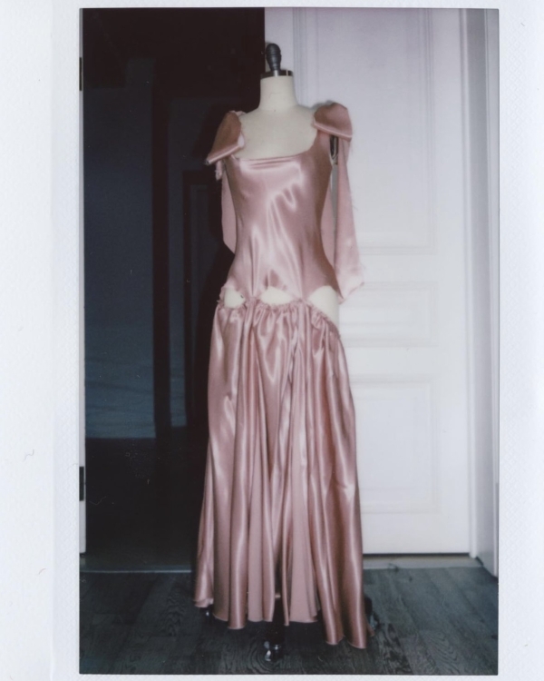 Платья-трансформеры, фантазийные детали и много блеска: что