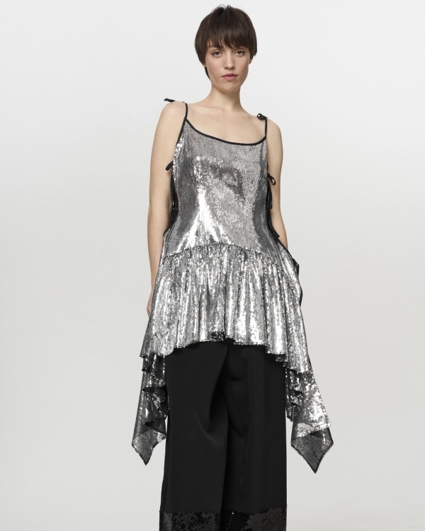 Платья-трансформеры, фантазийные детали и много блеска: что