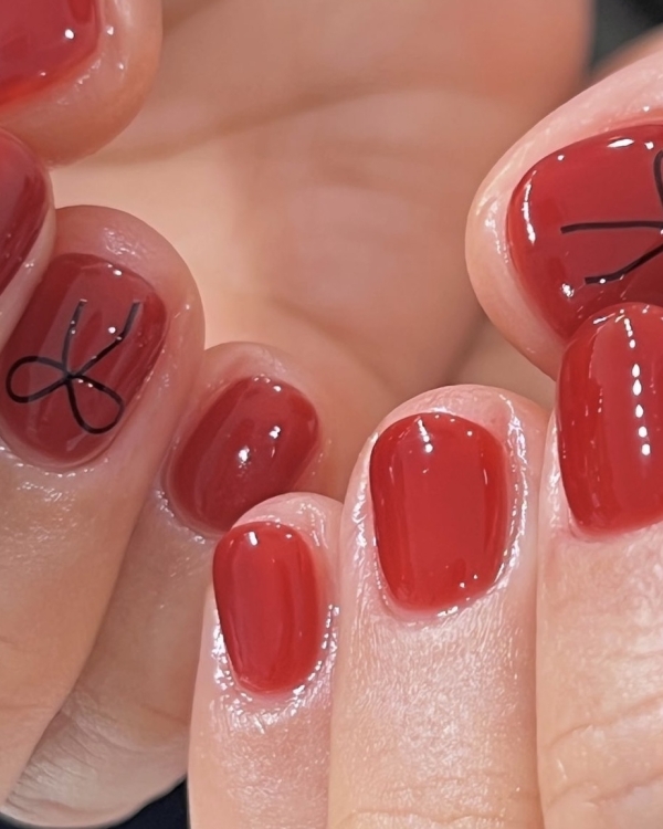 Идеи маникюра на Новый год 2024 в