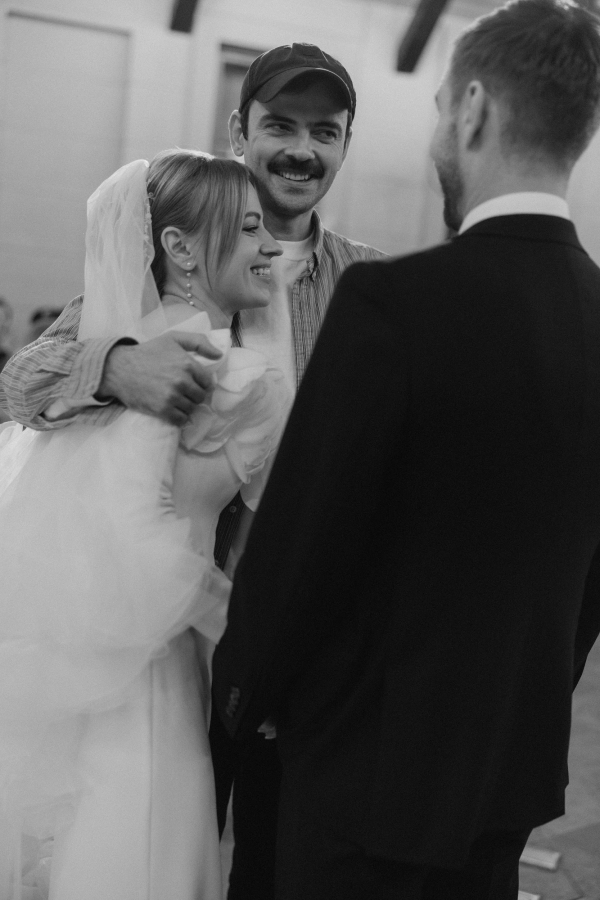 Кадры в духе VHS-кассеты родителей, песни под