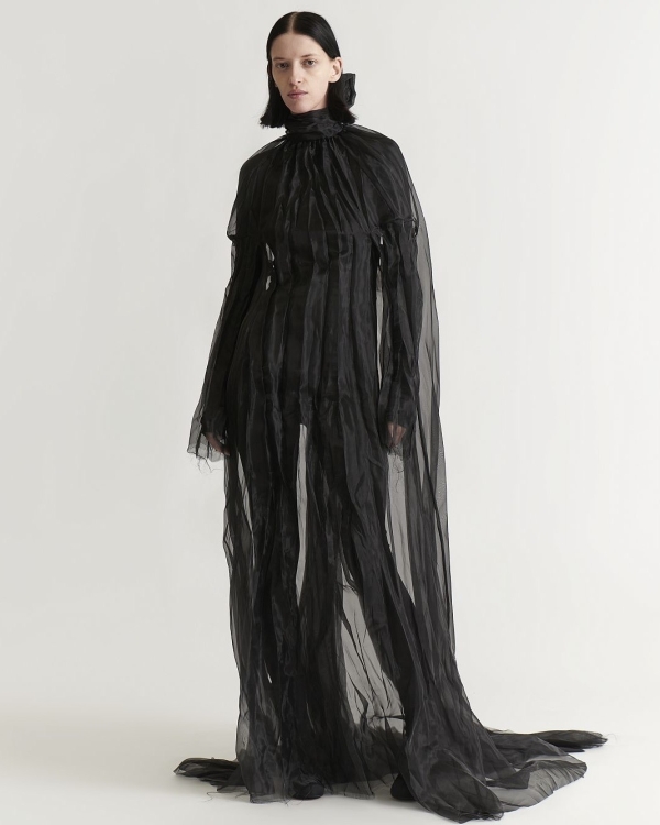 Платья-трансформеры, фантазийные детали и много блеска: что