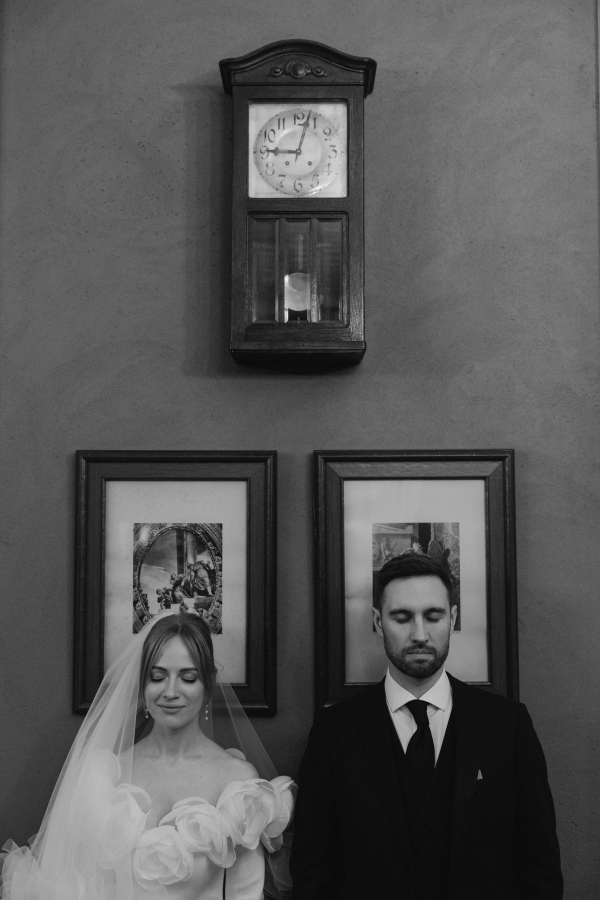 Кадры в духе VHS-кассеты родителей, песни под