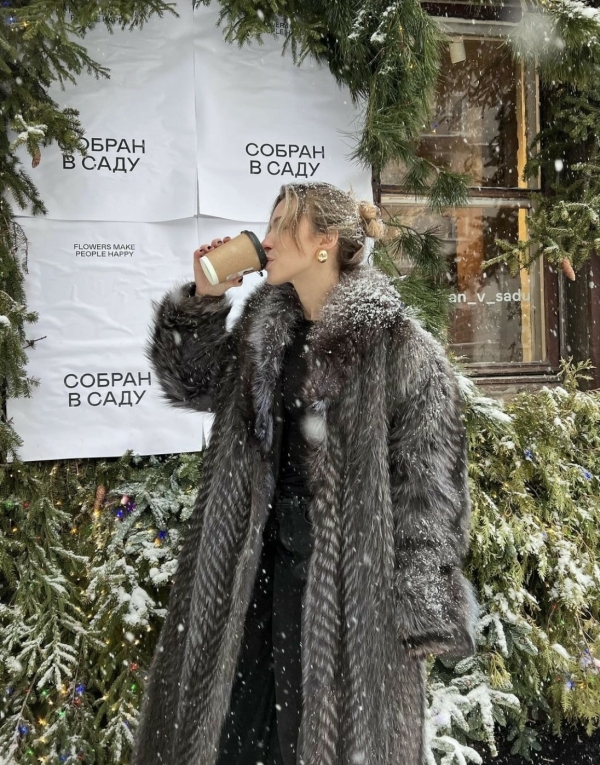 Еловый лес в Ресторане Lila, розовый свитер