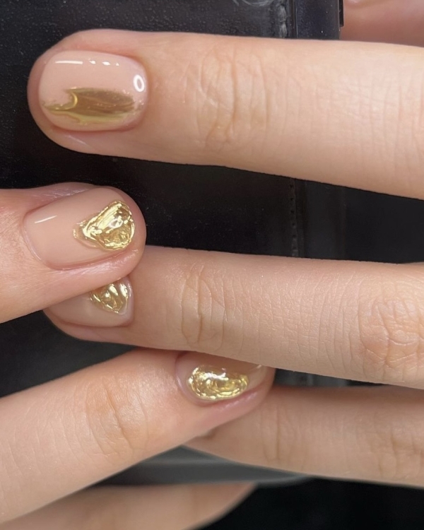 Идеи маникюра на Новый год 2024 в