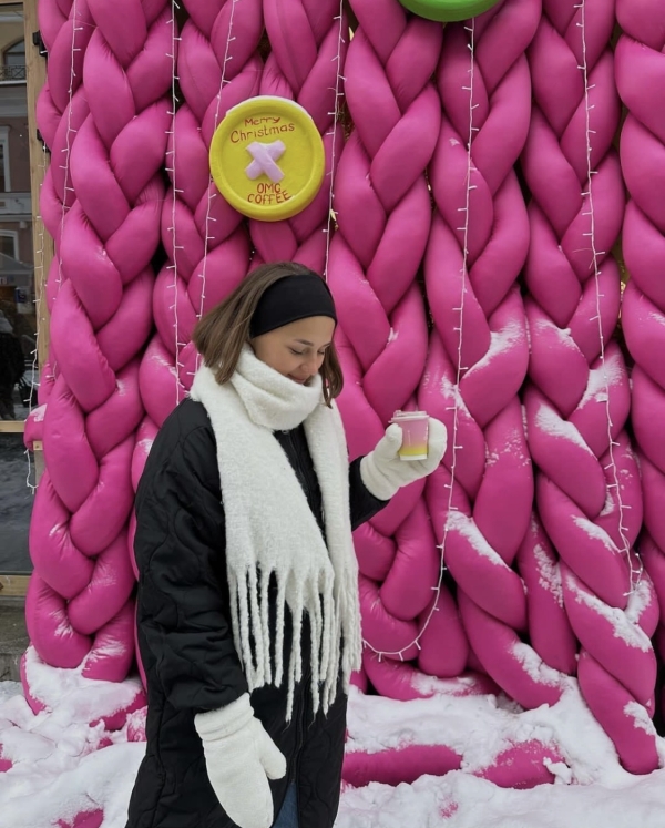 Еловый лес в Ресторане Lila, розовый свитер