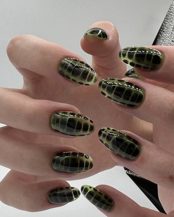 Маникюр на Новый год Зеленой Деревянной Змеи?