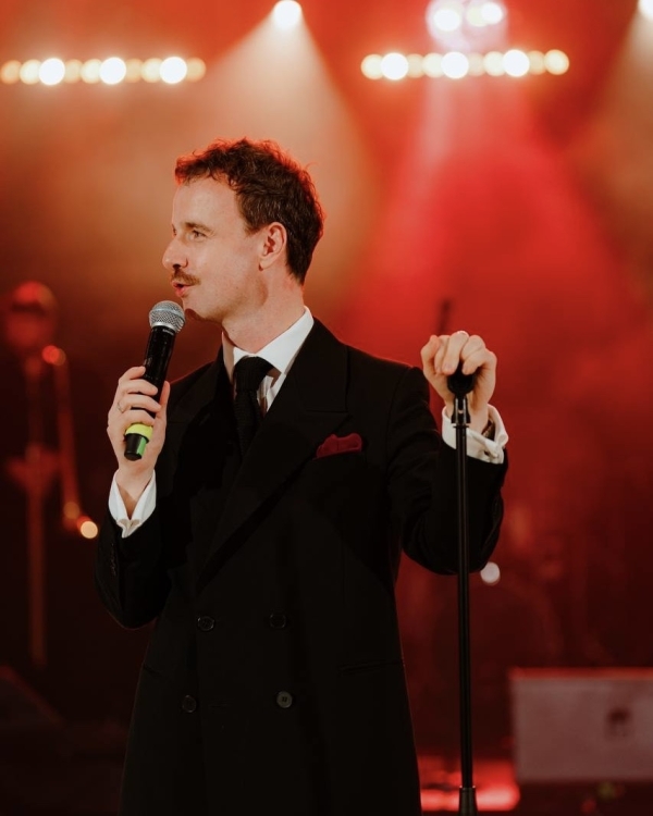 «Важно не пытаться стать частью настроения, а