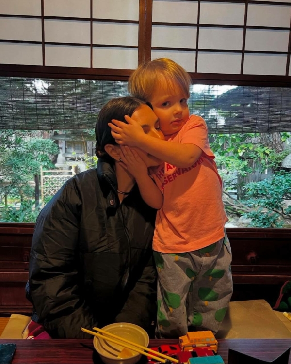 Редкие кадры: Эмили Ратаковски с подросшим сыном