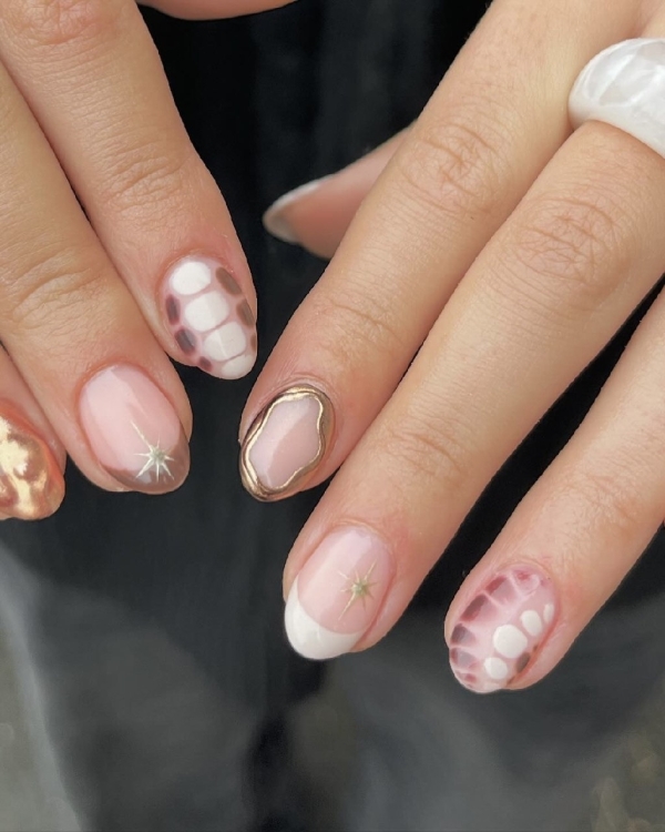 Маникюр на Новый год Зеленой Деревянной Змеи?