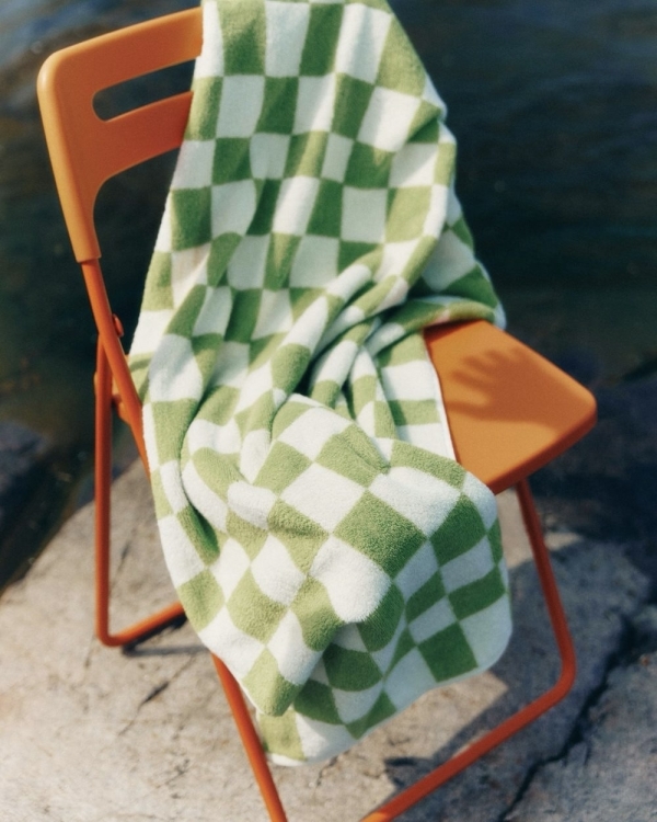 Цвет Нового года 2025 — зеленый. Выбираем декор