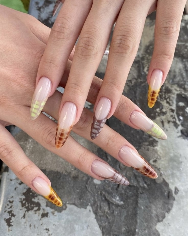 Маникюр на Новый год Зеленой Деревянной Змеи?