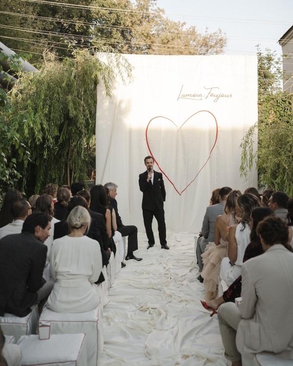 «Важно не пытаться стать частью настроения, а