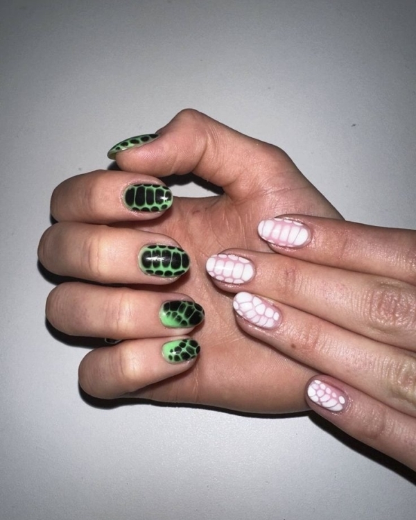 Маникюр на Новый год Зеленой Деревянной Змеи?