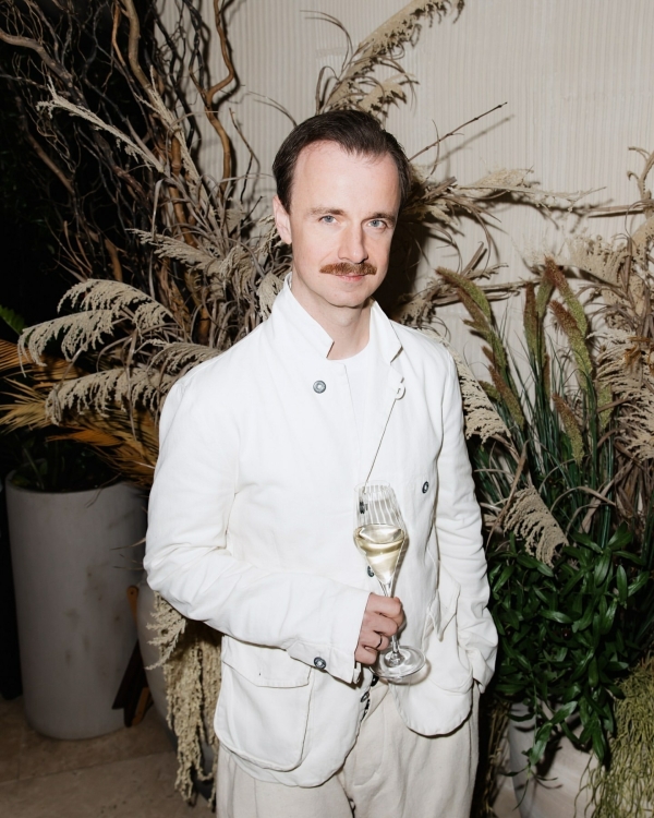 «Важно не пытаться стать частью настроения, а