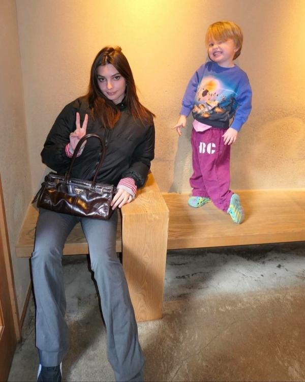 Редкие кадры: Эмили Ратаковски с подросшим сыном