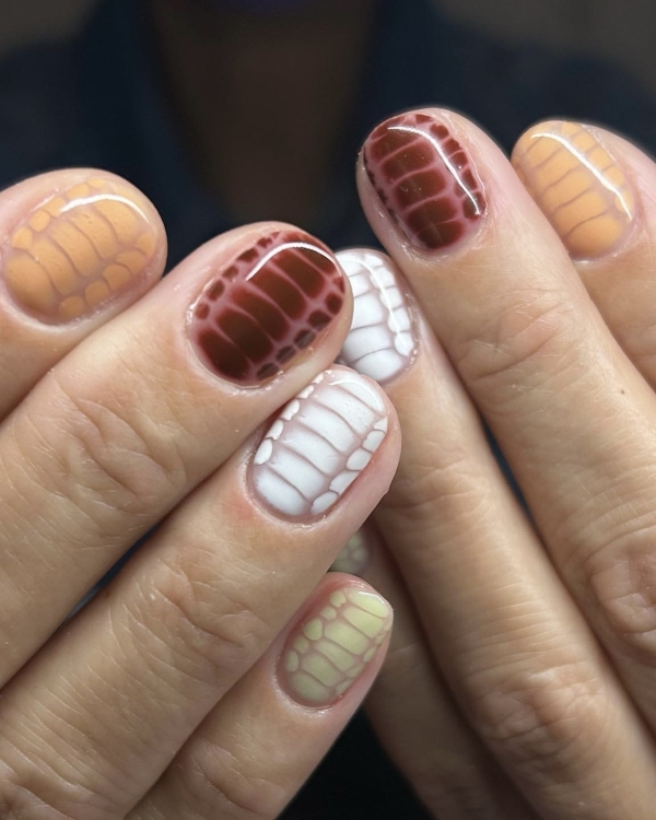 Маникюр на Новый год Зеленой Деревянной Змеи?