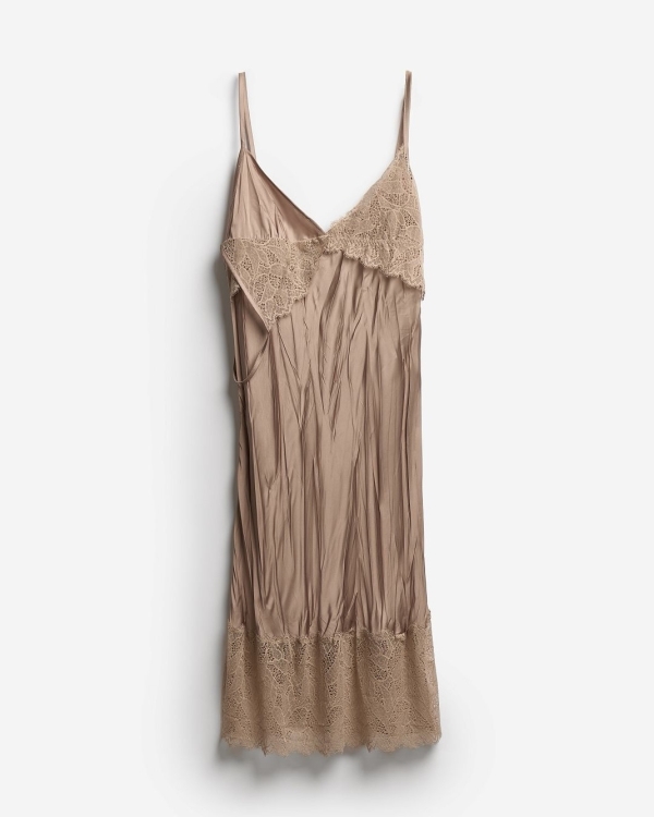 Как выглядеть стильно на новогоднем корпоративе 2025?