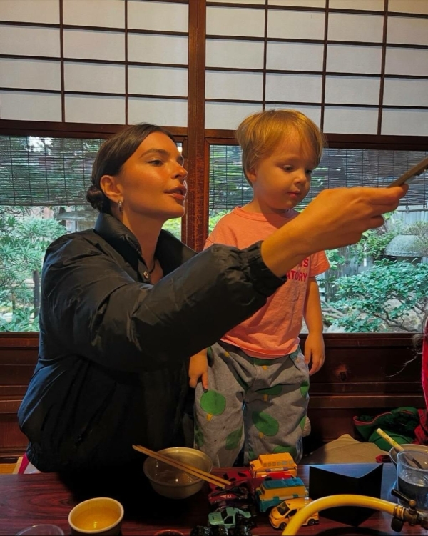 Редкие кадры: Эмили Ратаковски с подросшим сыном