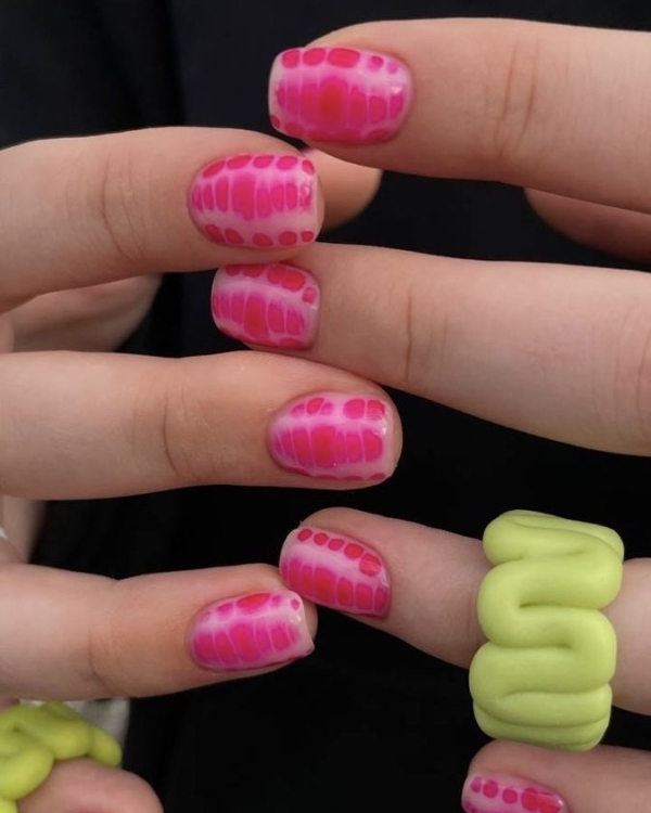 Маникюр на Новый год Зеленой Деревянной Змеи?