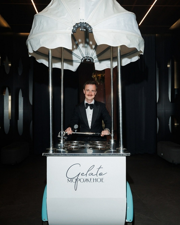 «Важно не пытаться стать частью настроения, а