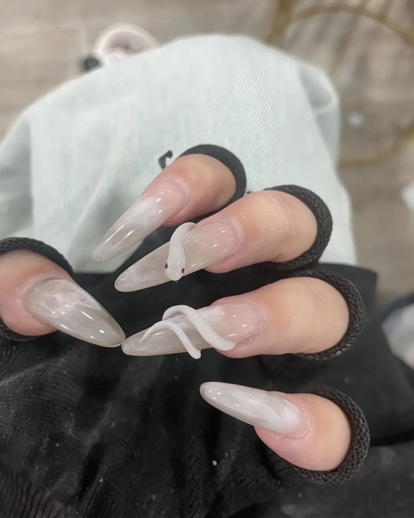 Маникюр на Новый год Зеленой Деревянной Змеи?