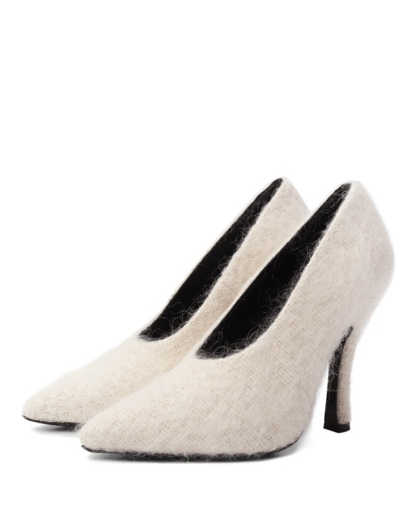 Нашли меховые туфли, сапоги и босоножки —