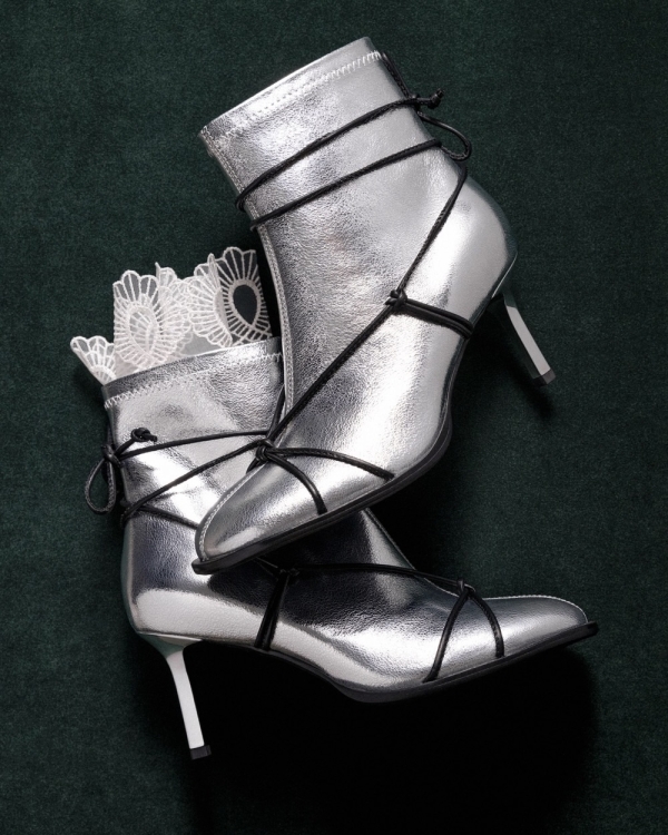 Дутая, похожая на чулки и ковбойская. Какую