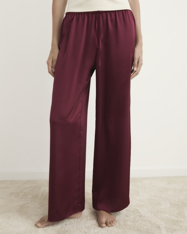 Пижамы, комбинации и даже корсеты. В чем