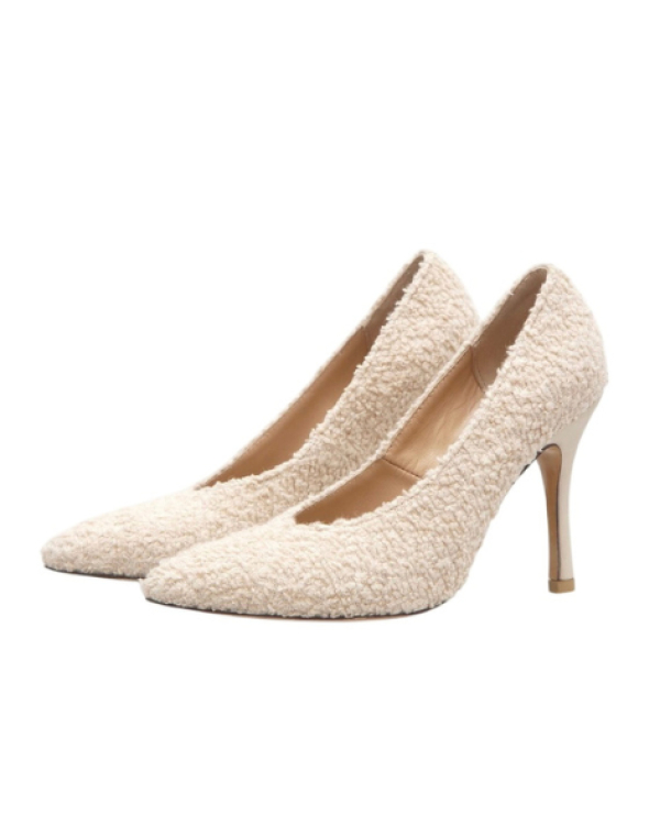 Нашли меховые туфли, сапоги и босоножки —