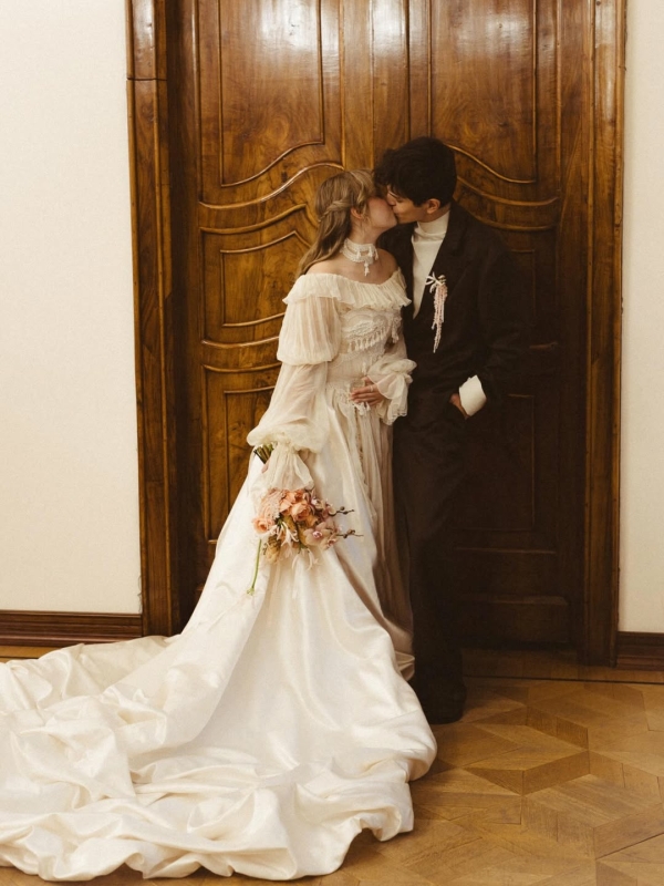 Певец Акмаль и Александра Куртова поженились